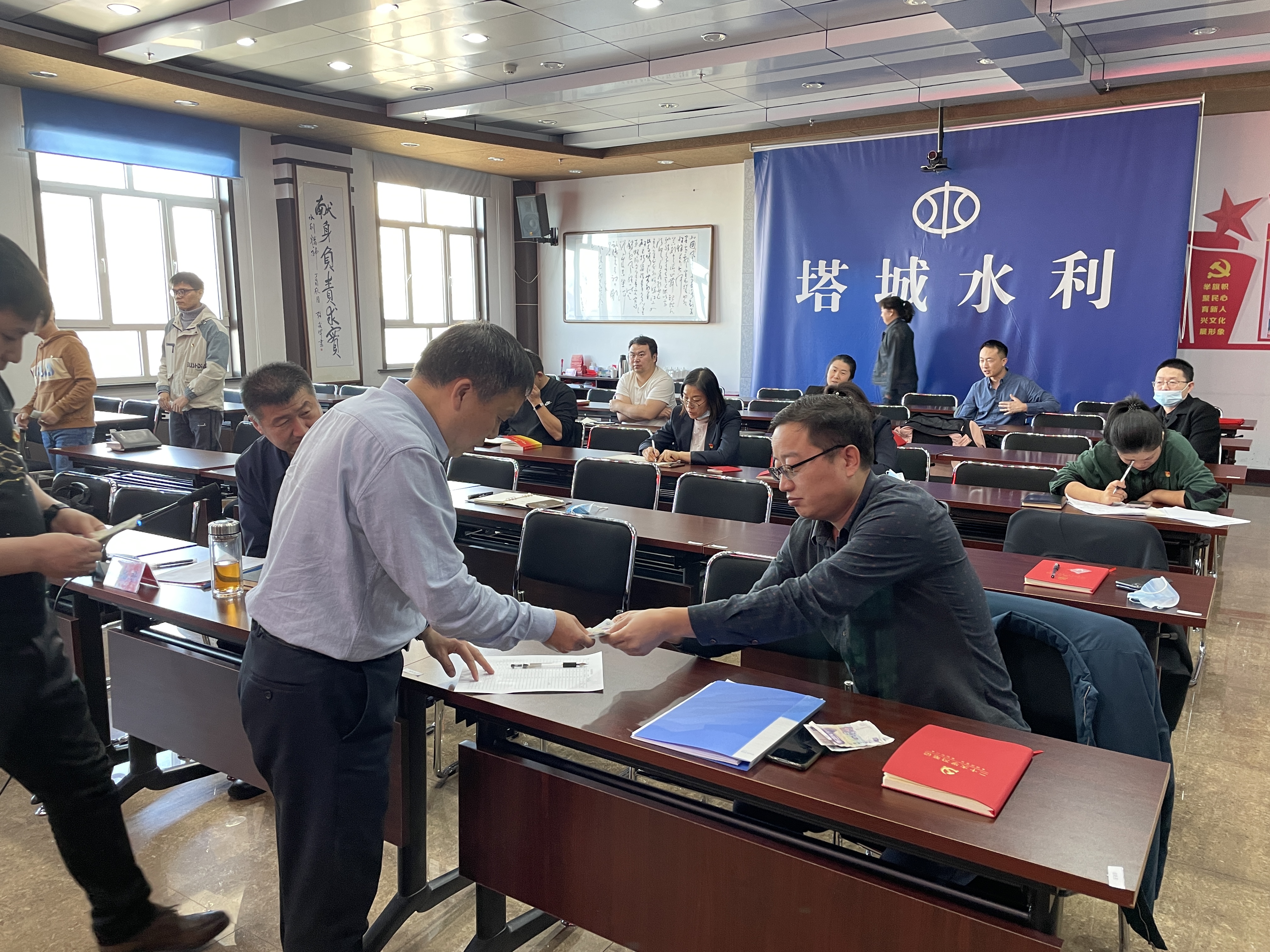 党员交党费2.jpg