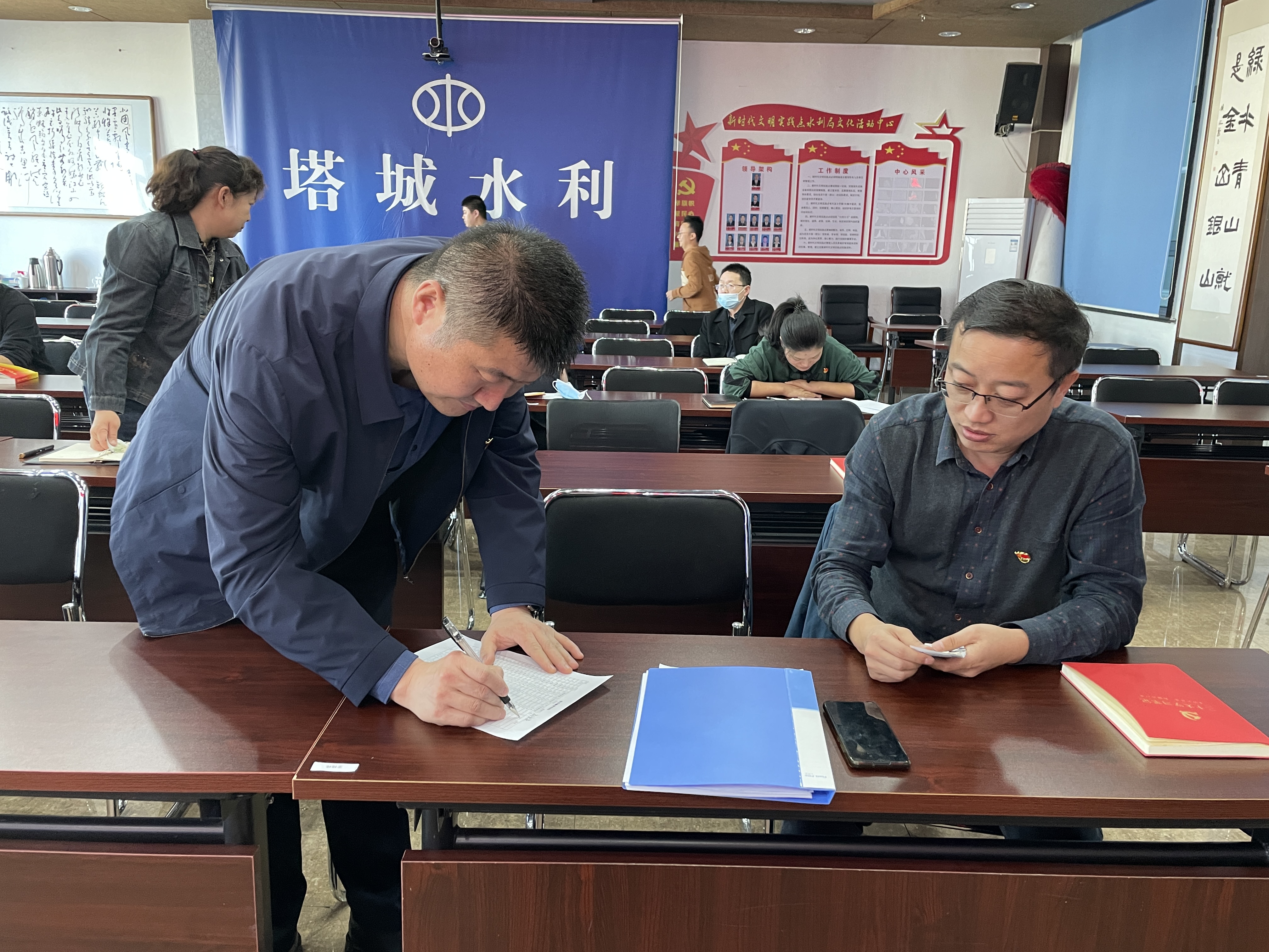 党员交党费1.jpg
